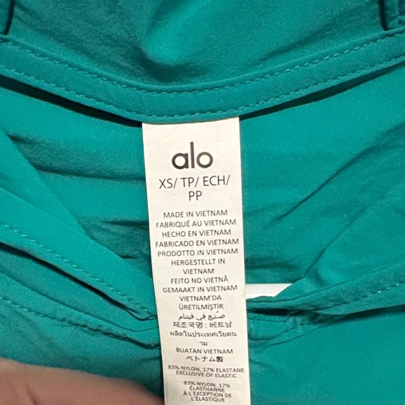 ALO Yoga Lightweight Cropped Jacket - Picture 2 of 5